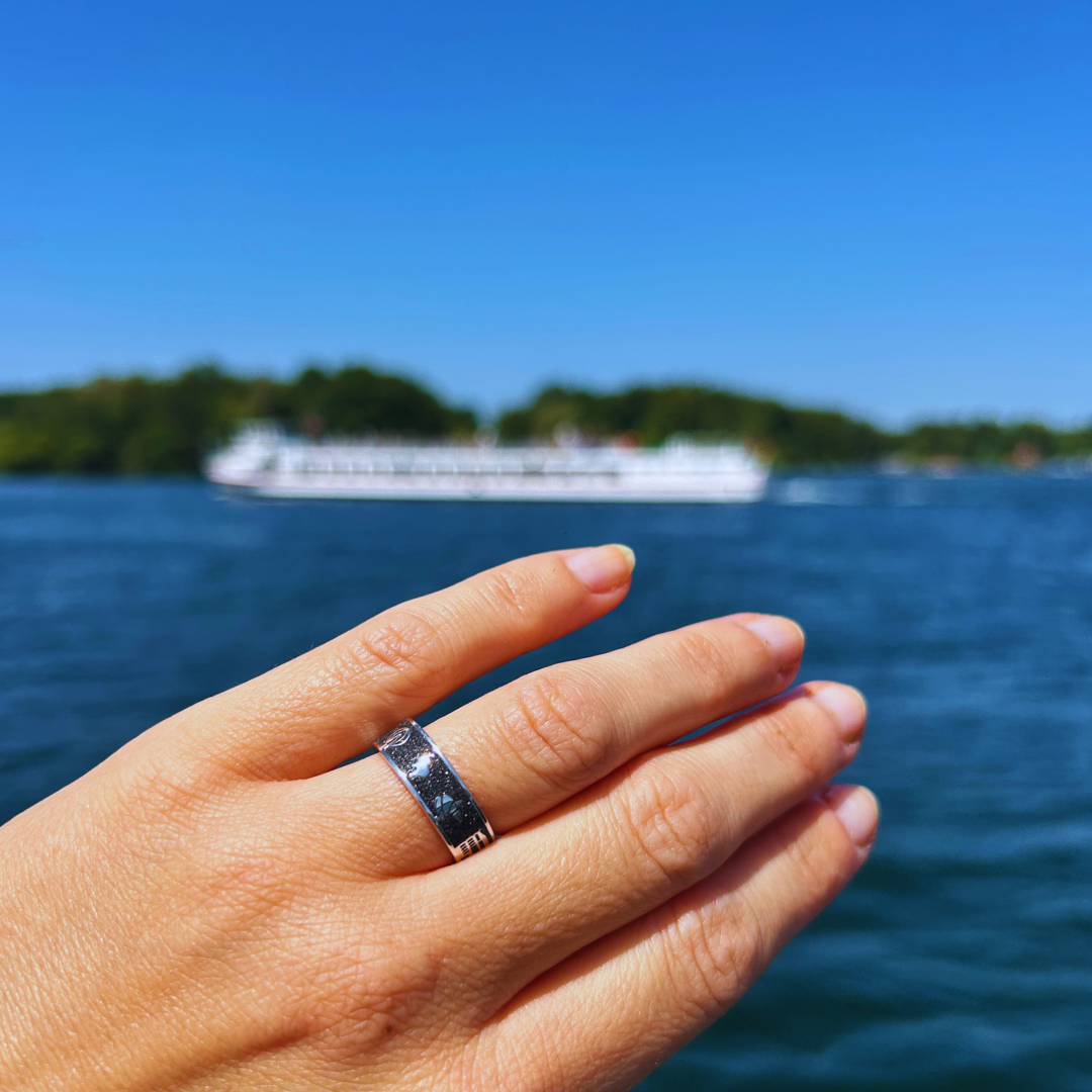 fingerring lavasand auf dem wasser