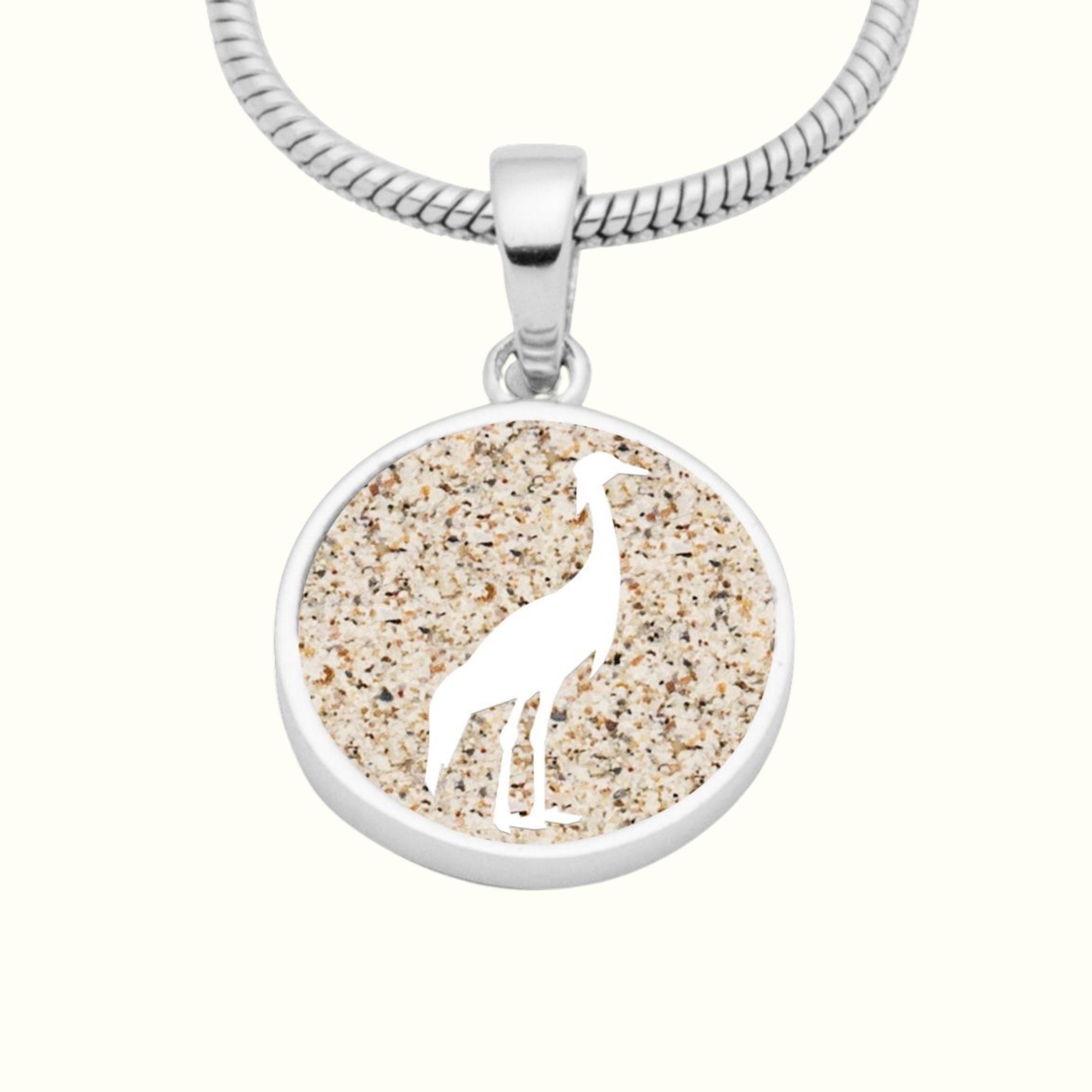 kettenanhaenger mit motiv kranich in strandsand gefasst