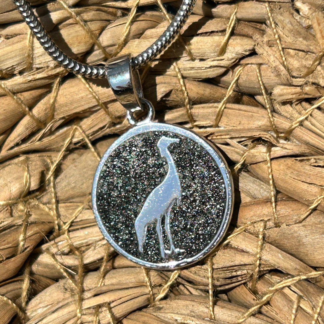 kettenanhaenger kranich glitzert in der sonne