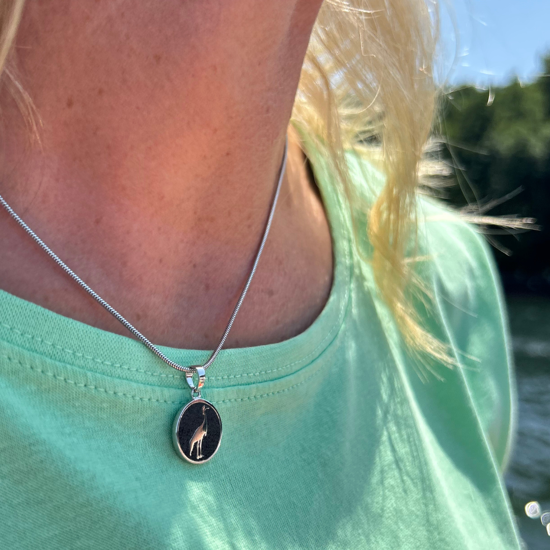 kettenanhaenger kranich silber in lavasand