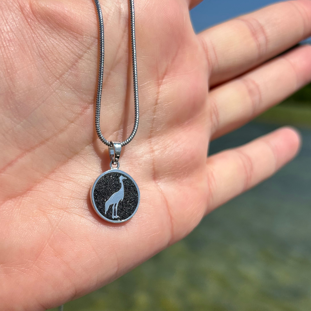 kettenanhaenger kranich silber in der hand