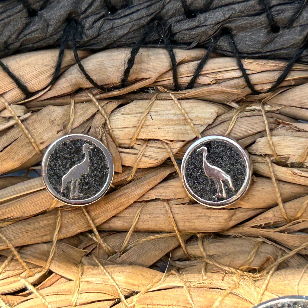 ohrstecker silber mit kranichmotiv in lavasand