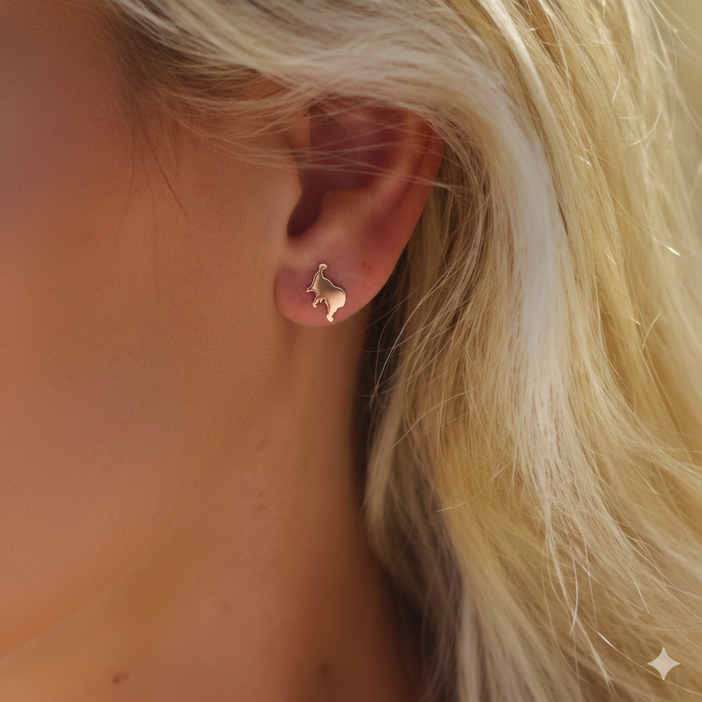 Eine Frau trägt Müritz Ohrstecker in Rosegold