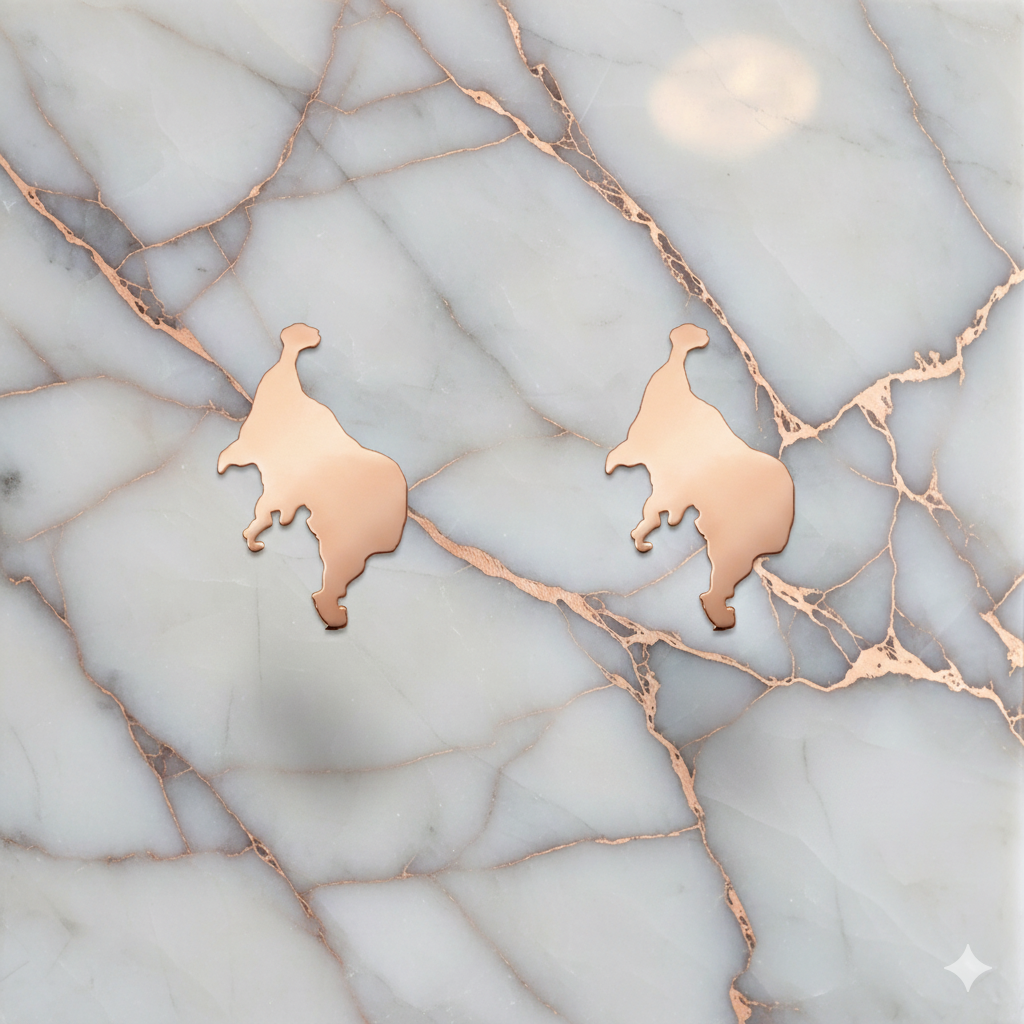 Zwei Müritz Ohrstecker in rosegold vor einem Marmorhintergrund