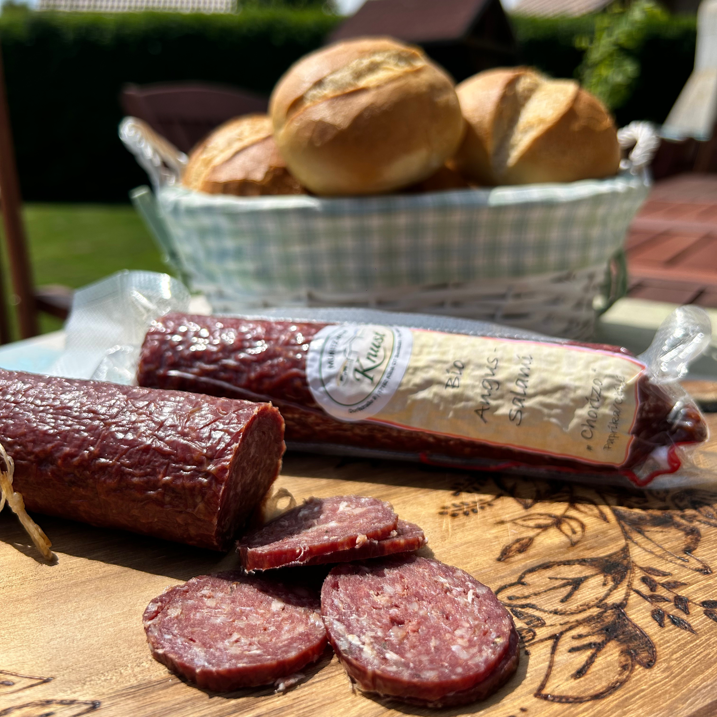 Zwei Rindersalami scharf